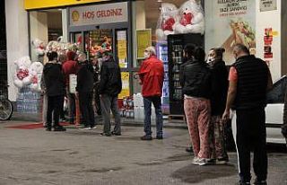 İzmir’de kısıtlama sonrası akaryakıt istasyonları...