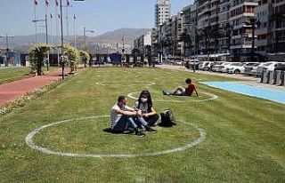 İzmir’de yeşil alanda çemberli sosyal mesafe...
