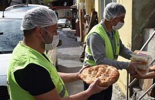 İzmit Belediyesi ihtiyaç sahiplerinin iftar sofrasına...