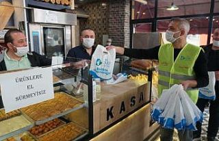 İzmit Belediyesi ücretsiz maske dağıtmaya devam...