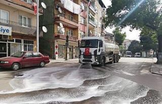 İzmit’te sokaklar dezenfekte ediliyor