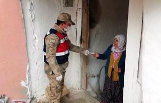 Jandarma ekipleri yardım paralarını evlere ulaştırıyor