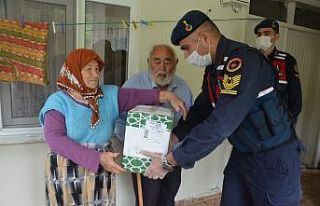Jandarma ekipleri yine yaşlıların yüzünü güldürdü