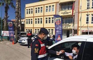 Jandarma maske, dezenfektan ve broşür dağıttı