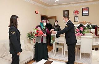 Jandarma şehit annelerini unutmadı