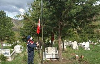 Jandarma Şehit kabirlerindeki bayrakları yeniledi