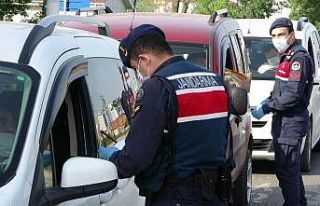 Jandarma ve polisten maske ve izin belgesi denetimi