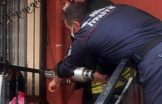Kafası korkuluklara sıkışan çocuğu itfaiye ekipleri...