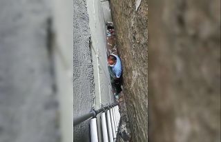 Kahraman itfaiyeci 8 metrelik boşluğa düşen yavru...