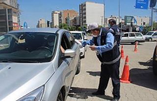 Kahta ‘da zabıta ekipleri ücretsiz maske dağıttı