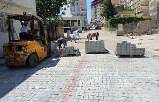 Kahta’da kilitli parke taşı döşeme çalışmaları...