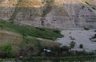 Kahta’da otomobil şarampole yuvarlandı