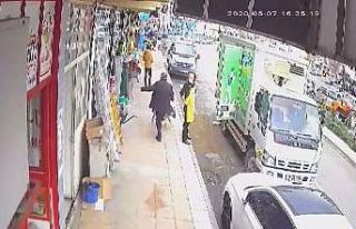 Kaldırımda duran hamile köpeğe tekme attı