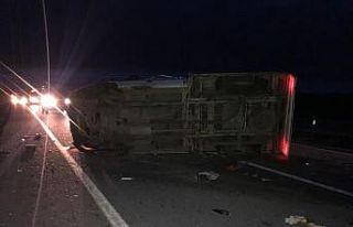 Kamyonet karşı yola geçerek devrildi: 1 ölü,...