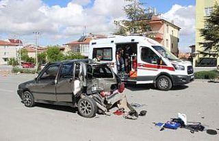 Kamyonet otomobile arkadan çarptı: 1 yaralı