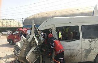 Kamyonet yolun karşısına geçip minibüsle çarpıştı