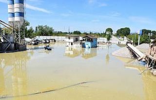 Kanal taştı, iş yeri sular altında kaldı
