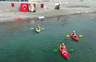 Kanolarla denize açılıp Türk bayrağı açtılar