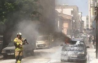 Karacabey’de park halindeki otomobil alev alev yandı