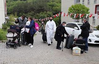 Karantina altına kalan 358 Türk vatandaşı alkışlarla...