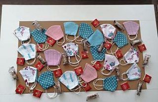 Karantina da kalan miniklere renkli maskeler hediye...