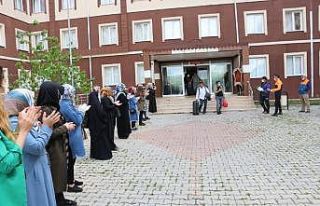 Karantina süresi sona eren 182 kişi alkışlarla...