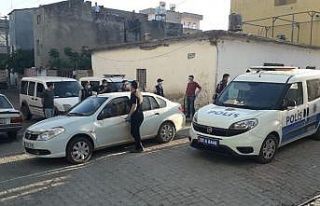 Karantina süresinin uzatılmasına tepki gösteren...