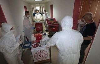 Karantina yurdunda kalanlara hediyeler dağıtıldı