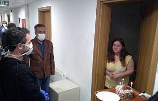 Karantinada kalan 7 kişiye doğum günü sürprizi