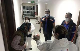 Karantinada kalanlara doğum günü sürprizi