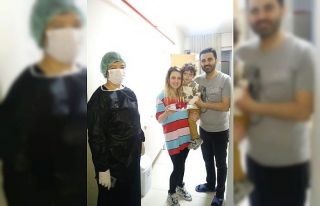 Karantinadaki çiftin evlilik yıldönümünü görevliler...