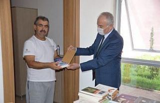 Karantinadaki gurbetçilere kitap jesti