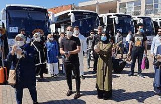 Karantinadan beyaz güvercin ve fidanlarla uğurlandılar