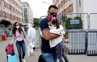 Karantinadan çıkan küçük Şura babasına koştu