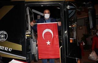 Karantinası biten Türk vatandaşları sabah ezanıyla...