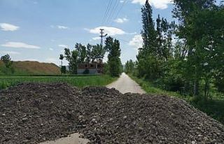 Karantinaya alınan mahallede yollar toprak yığınları...