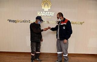 Karatay personeli, yolda bulduğu cüzdanı sahibine...