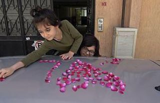 Kardeşlerden annelerine gül yapraklı ’Anneler...