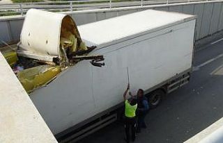 Kargo kamyonu hemzemin geçitte sıkıştı