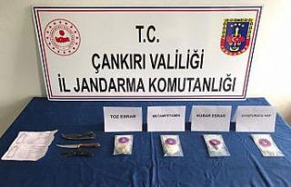 Kargo paketinde uyuşturucu taşıdılar