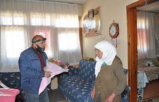 Karslı vatandaştan şehit annelerine duygulu kutlama