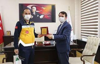 Kars’ta ambulans şoförüne plaket verildi