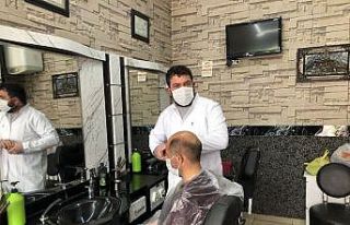 Kars’ta berberler iş yerlerini açtı