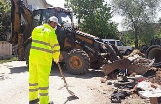 Kartepe’de moloz atıkları toplanmaya devam ediyor