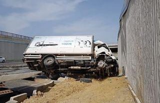 Kastamonu’da devrilen kamyon yolu ulaşıma kapattı