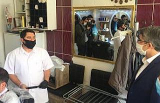 Kaymakam Çalışır, berberleri denetledi