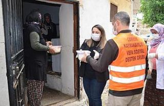 Kaymakam Demir, ihtiyaç sahibi ailelere sıcak yemek...