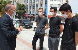 Kaymakam denetim yaptı maske dağıttı