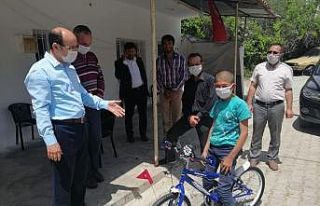 Kaymakam Kurtbeyoğlu’ndan minik Halil’e bisiklet...