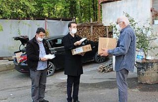 Kaymakam makam aracıyla köy köy gezip maske dağıtıyor